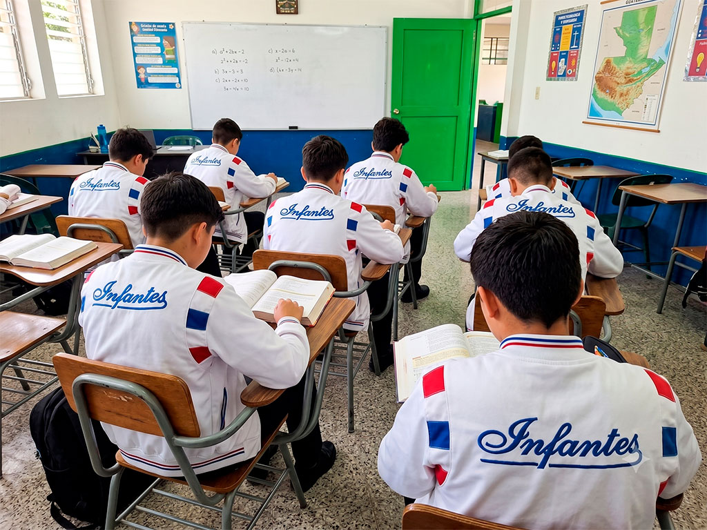 Estudiantes del Colegio San José de los Infantes leyendo en clase